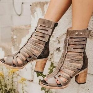 FREEBIRD Lotus Stud Gladiator Heel RARE and highly sought after- size 6